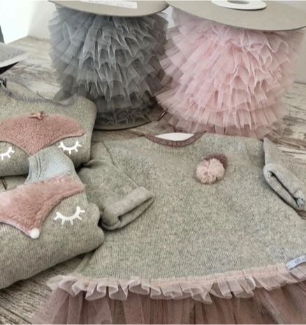 ropa bebe rosa gris